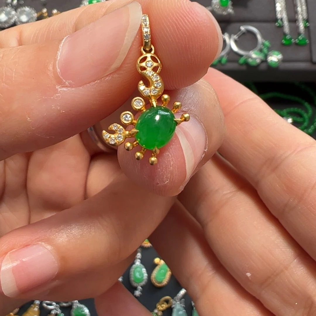 翡翠18K金镶嵌颈饰螃蟹