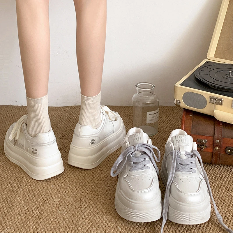 学生通勤百搭增高厚底小白鞋女款2025新款秋冬轻便休闲运动板鞋子