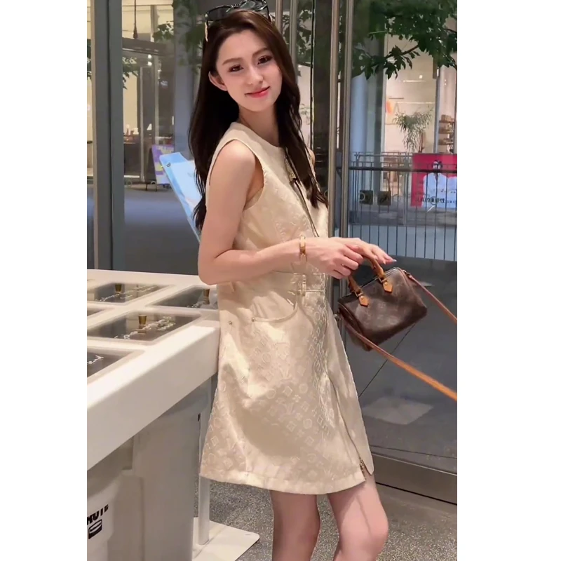 法式复古高级感气质短裙新款设计感圆领无袖工艺直筒短款连衣裙