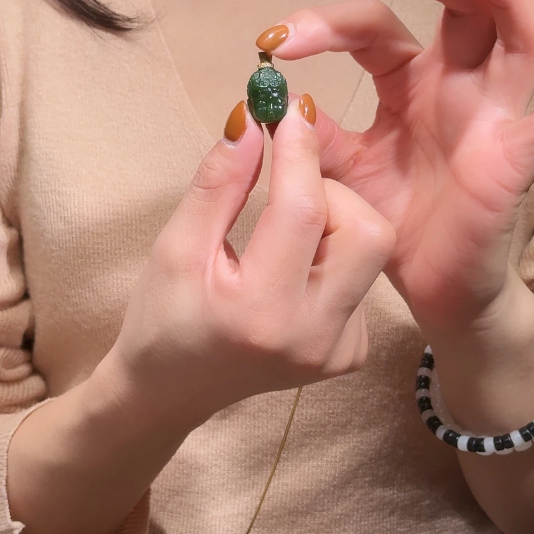 颈饰18K金镶嵌和田玉碧玉宝宝佛吊坠