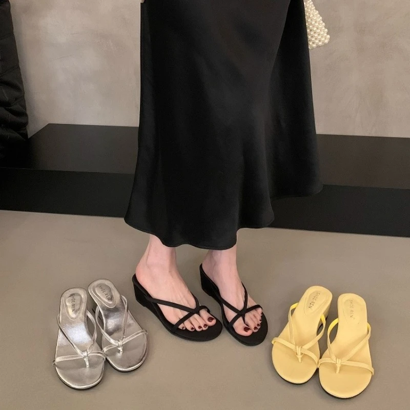 原创法式坡跟银色夹趾拖鞋女夏外穿新款气质绝美细带夹脚凉拖凉鞋