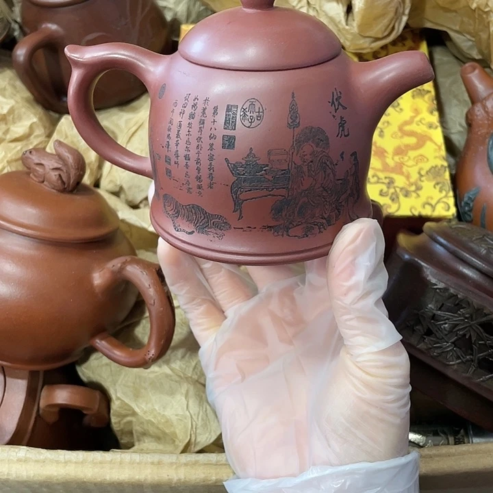 紫砂茶壶原矿泥料，手工制作的一把紫砂壶。