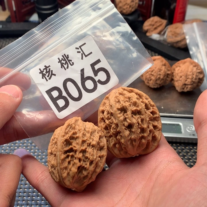 文玩核桃吊坠鸭蛋虎