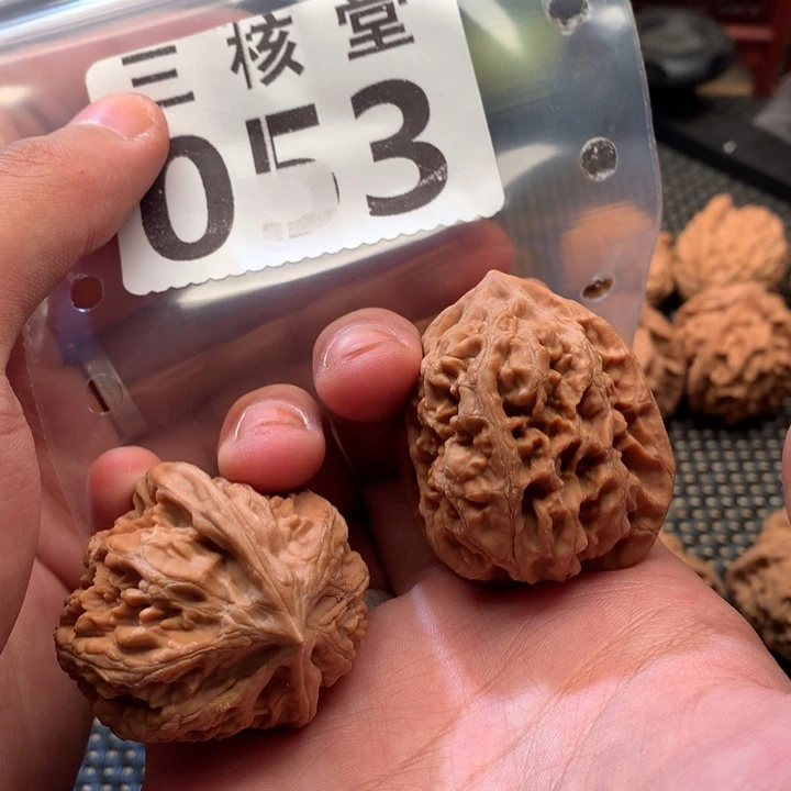 文玩核桃吊坠金麒麟