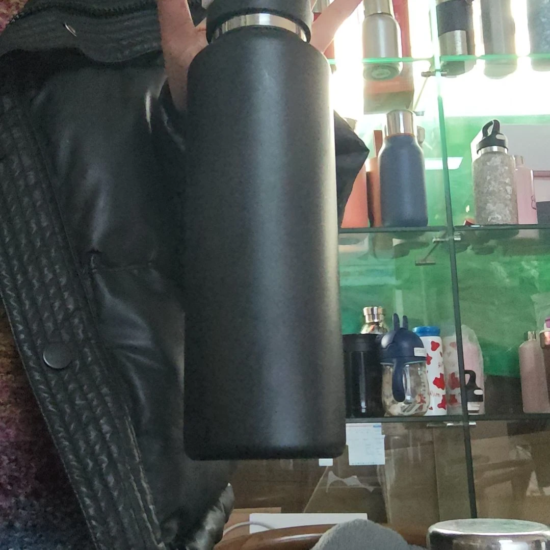 316L不锈钢两指开盖大容量保温杯。