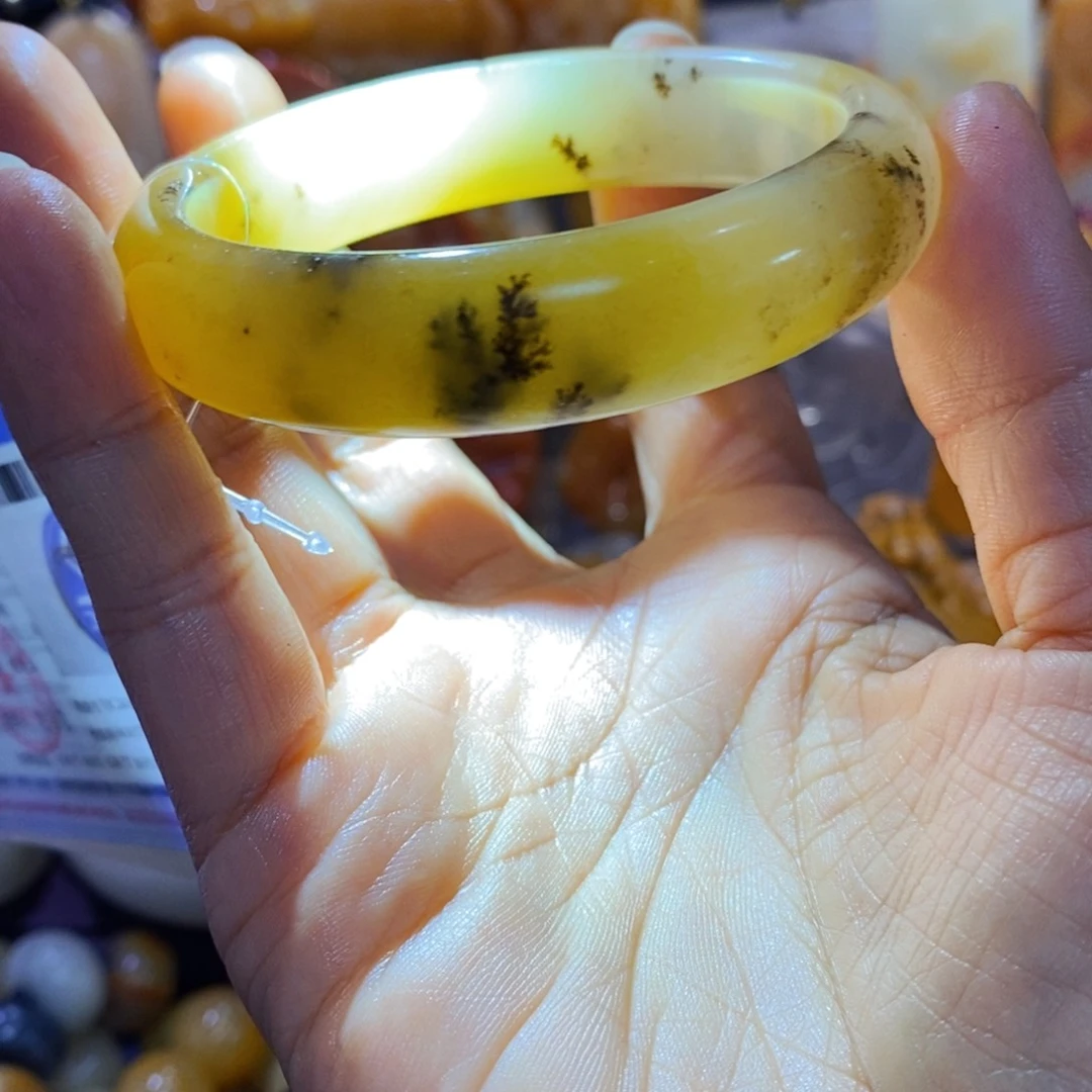 石英质玉（黄龙玉）颈饰未镶嵌