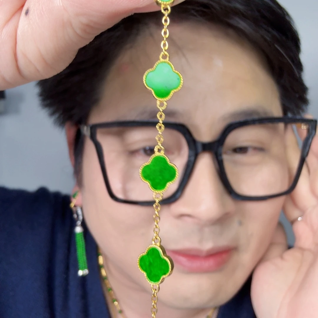 翡翠未镶嵌颈饰一件