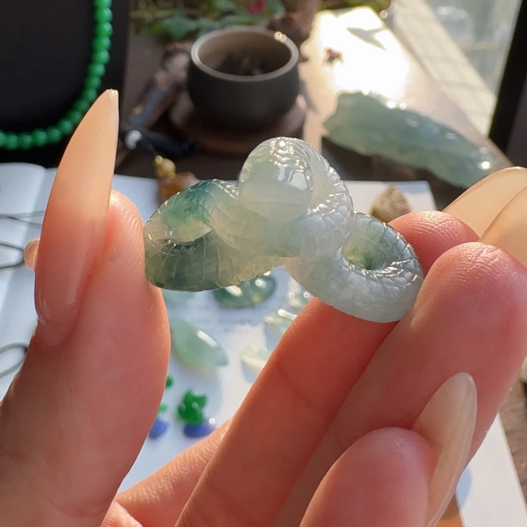 翡翠颈饰未镶嵌映*空兰花蛇