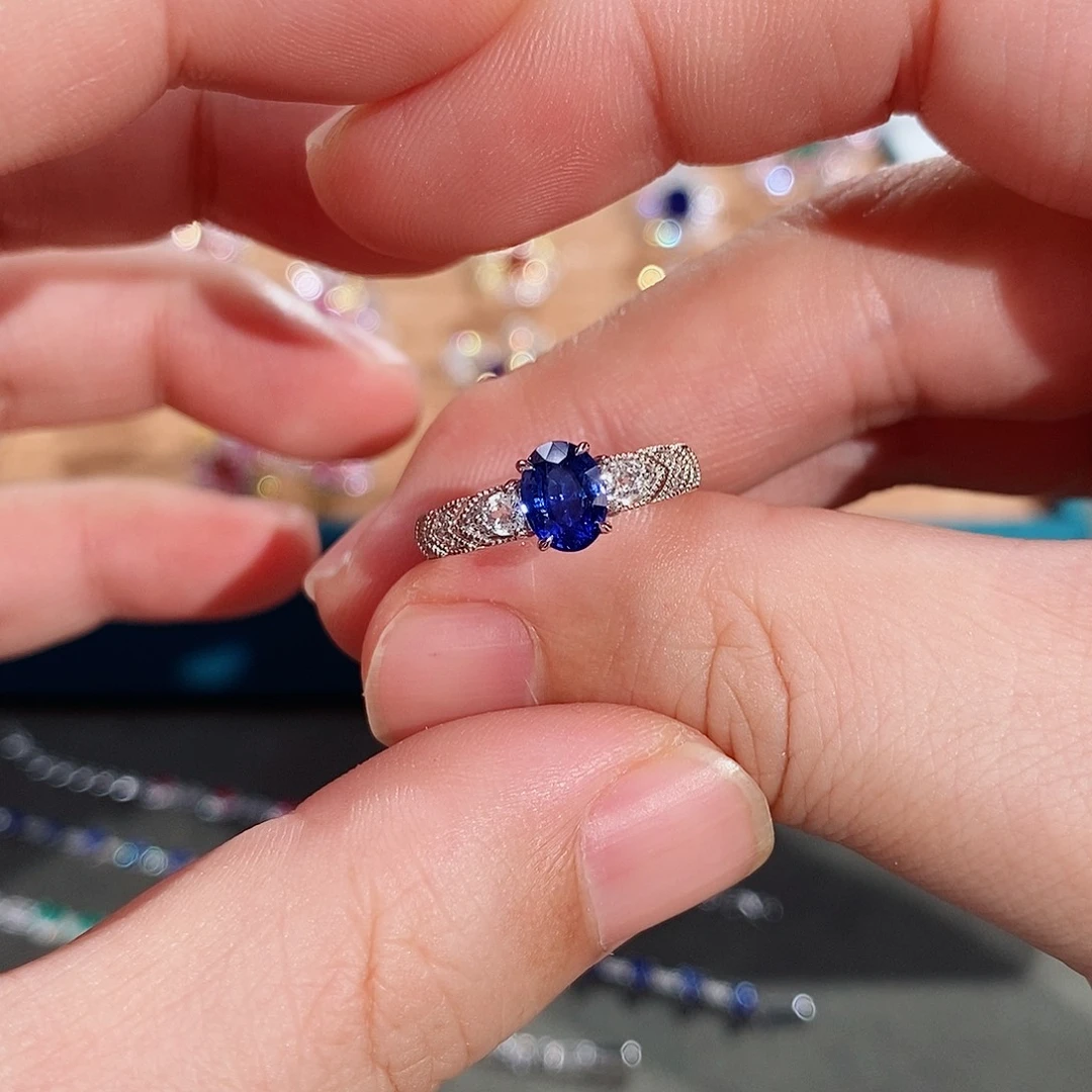 戒指18K金镶嵌蓝宝石吉尔德皇家蓝1.14ct
