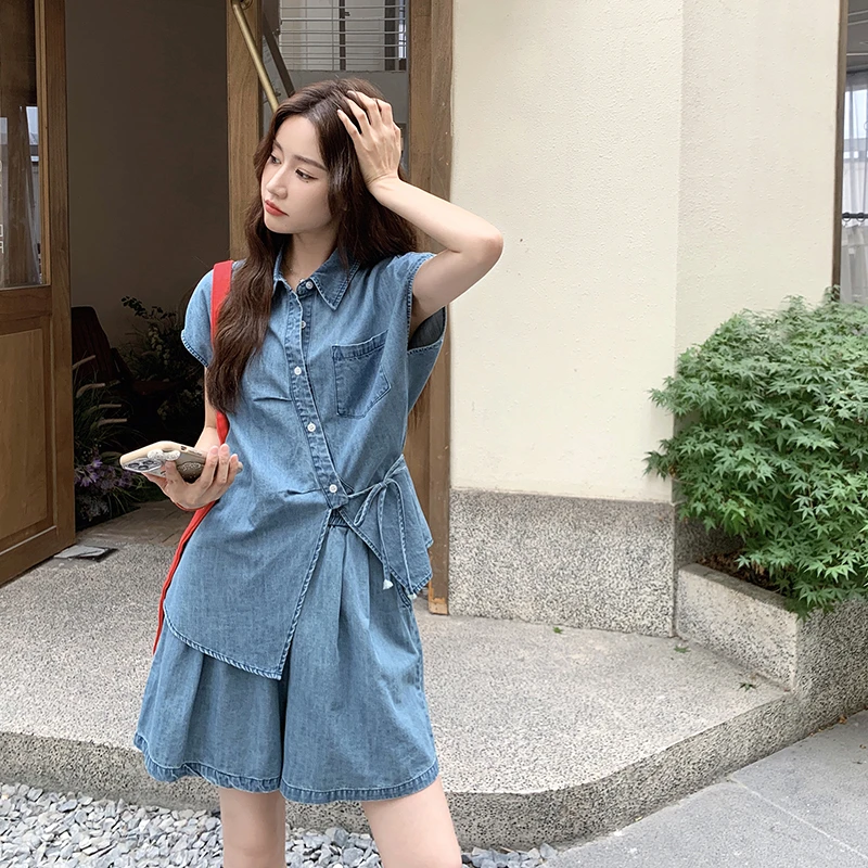 蓝色独特设计感牛仔套装女夏季2025新款韩系不规则衬衫短裤两件套