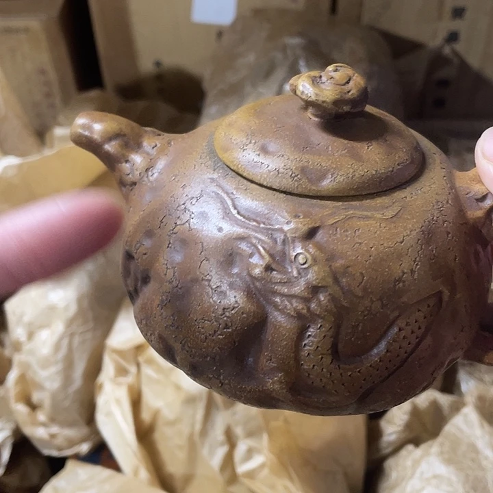 茶壶紫砂原矿泥料手工制作的一把紫砂壶。