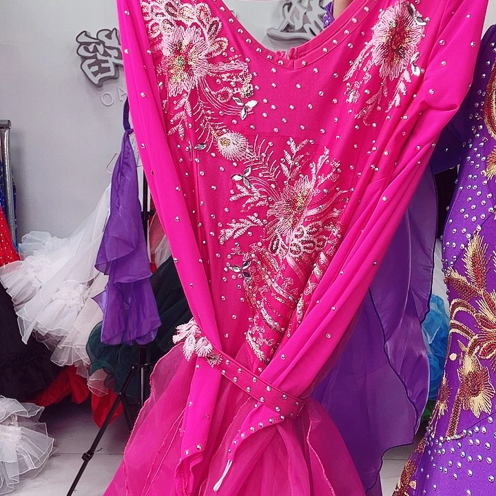 交谊舞的时候也很喜欢看他