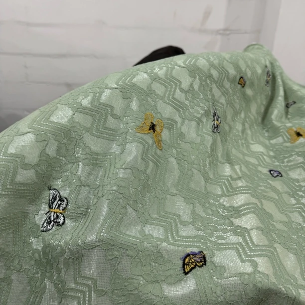98  立体刺绣龙骨蕾丝加衬还有刺绣蝴蝶面料3米价