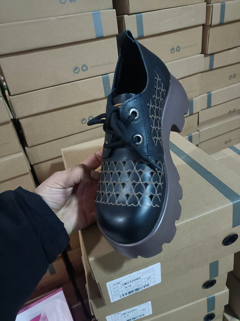 888-1头层牛皮复古手工洞洞鞋