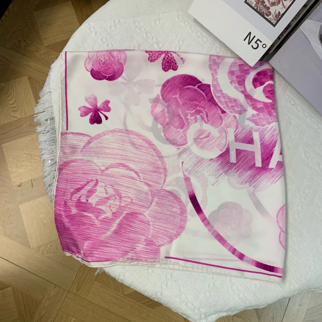 99新 Chanel/香奈儿 粉白色丝巾尺寸90*90