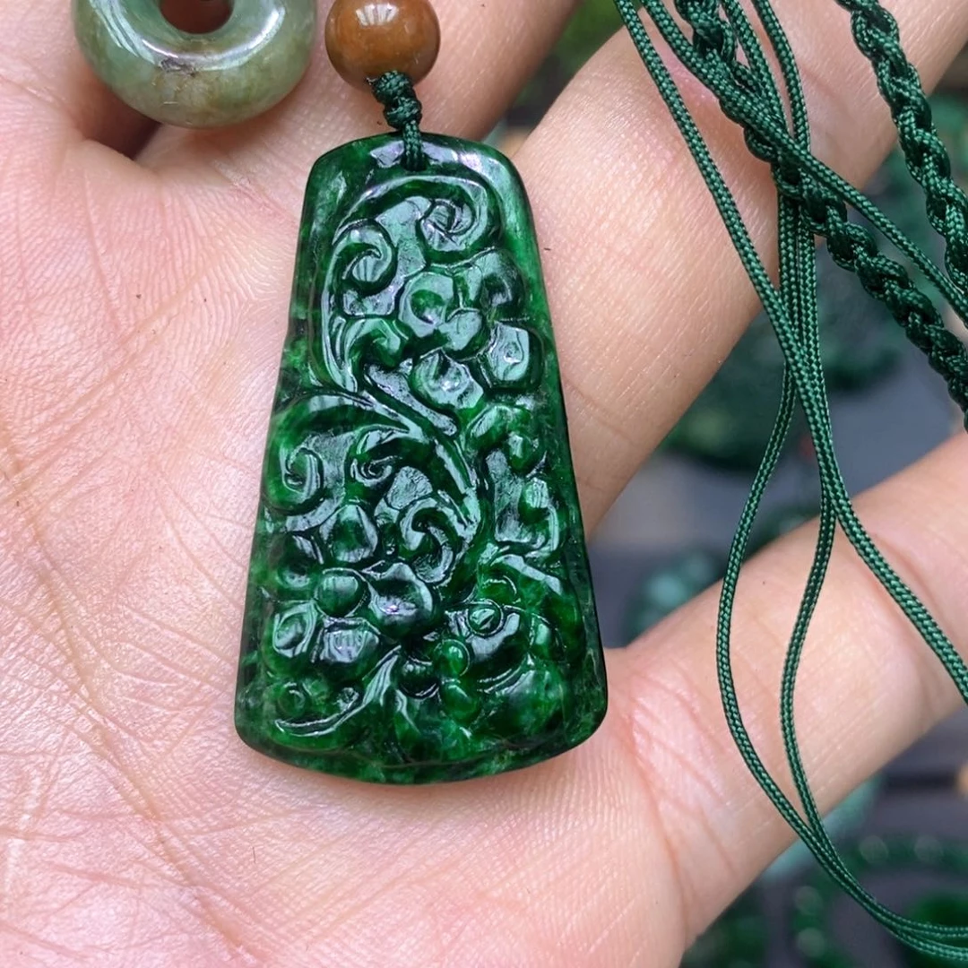 翡翠颈饰未镶嵌漂亮美眉