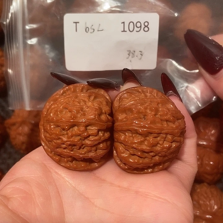 文玩核桃吊坠白狮子38