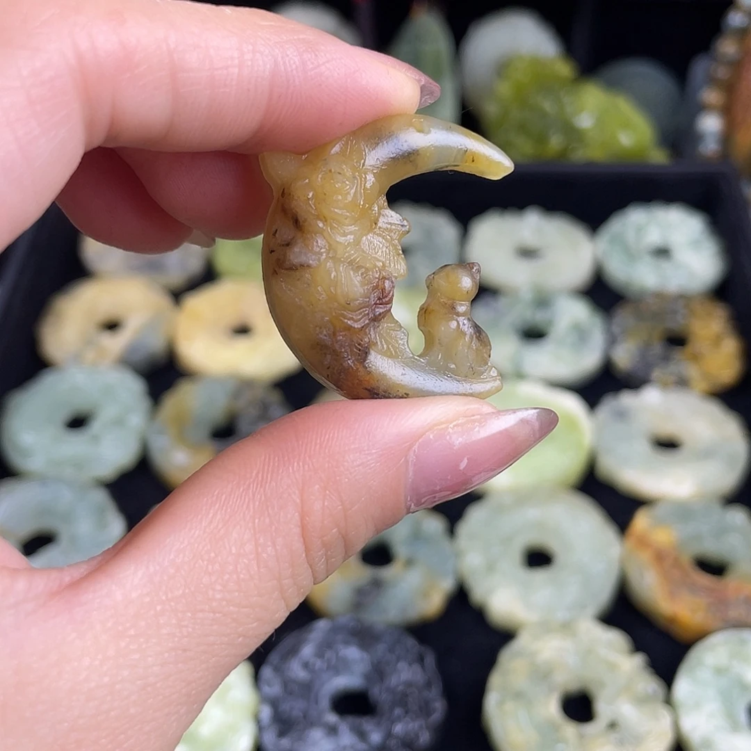 岫玉未镶嵌颈饰吊坠