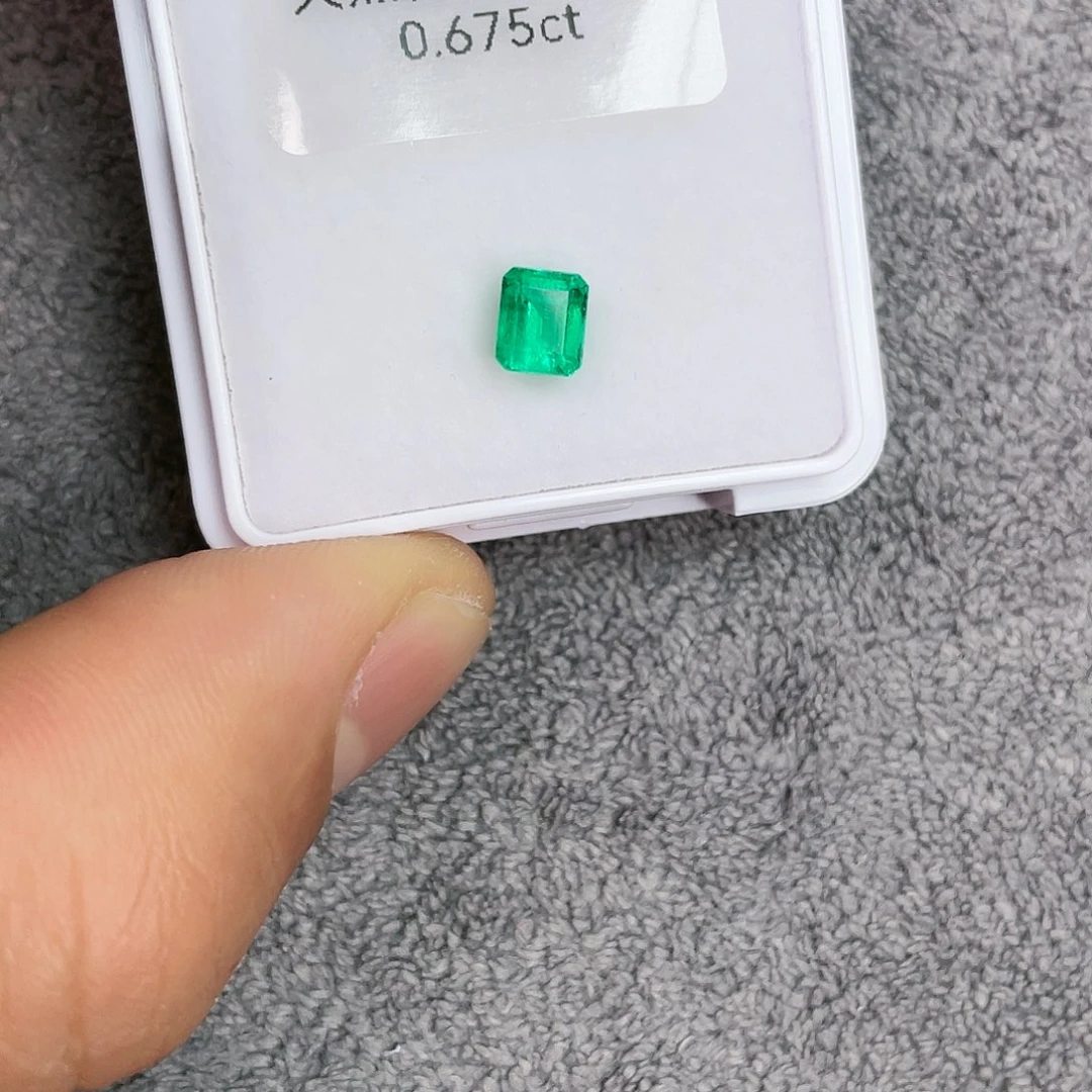 祖母绿裸石未镶嵌0.675Ct。