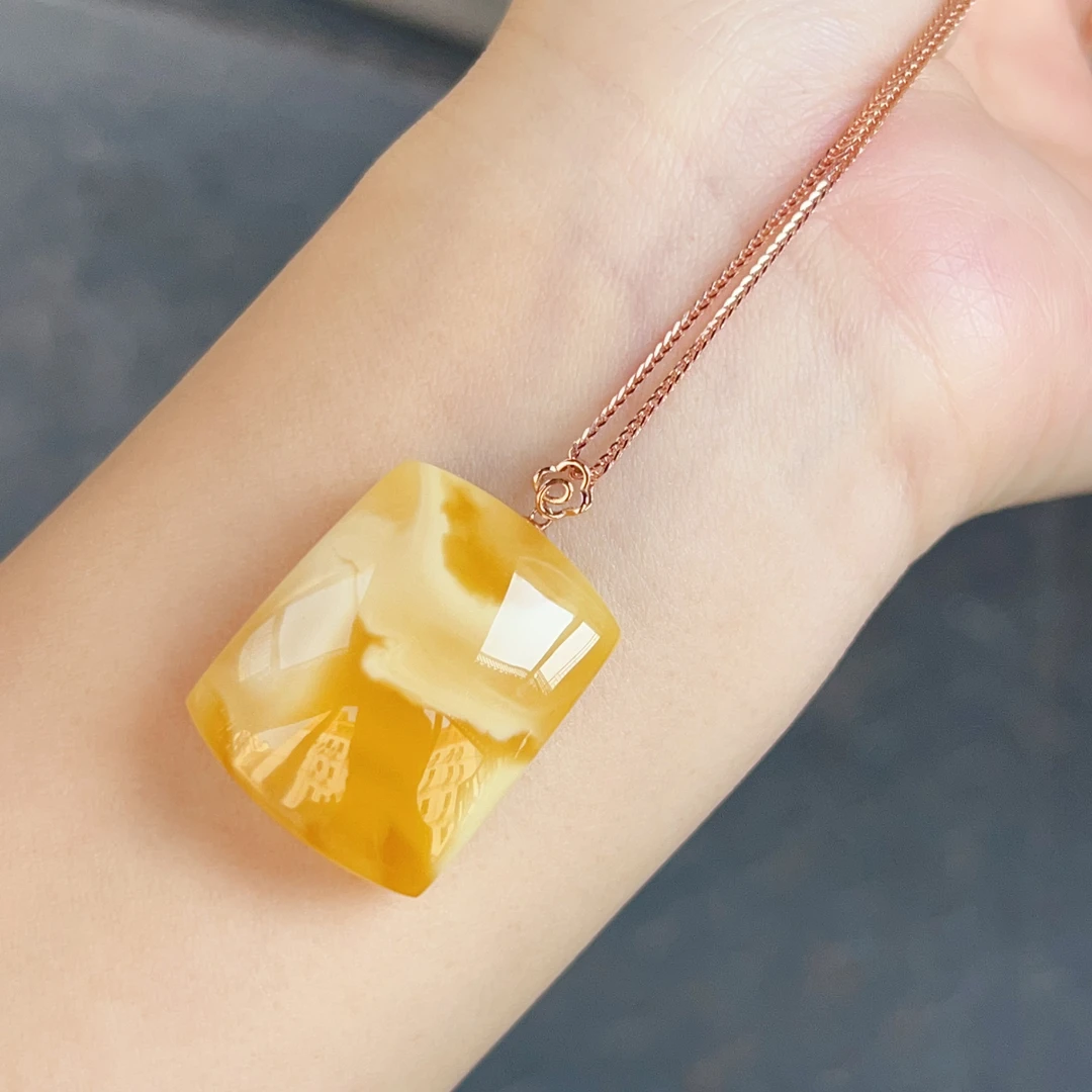 18k金镶嵌满蜡黄白花蜜蜡无事方牌锁骨吊坠，尺寸28*22*12mm