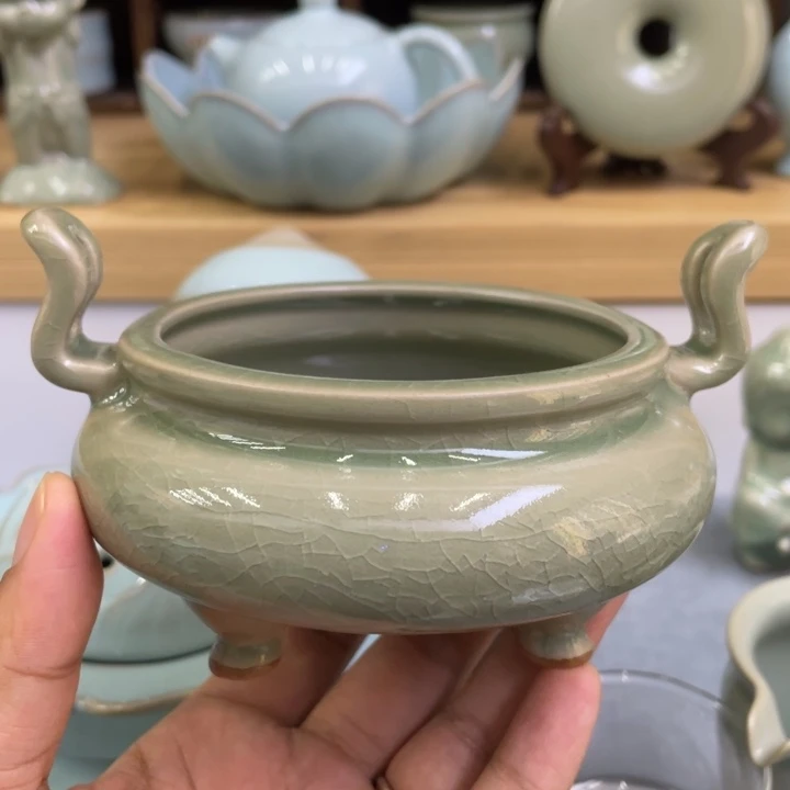 杯子微瑕绿釉三足香炉