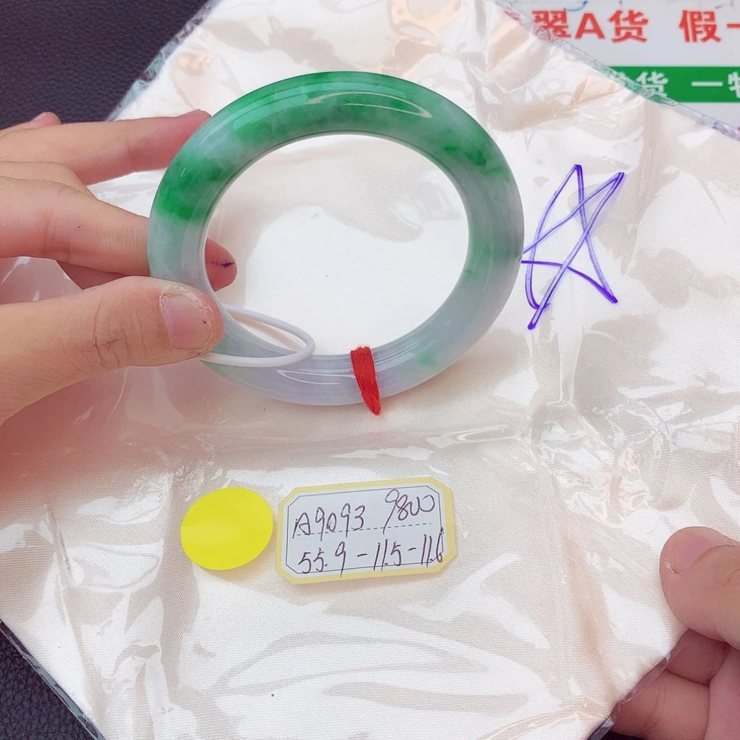 翡翠手镯未镶嵌翡翠