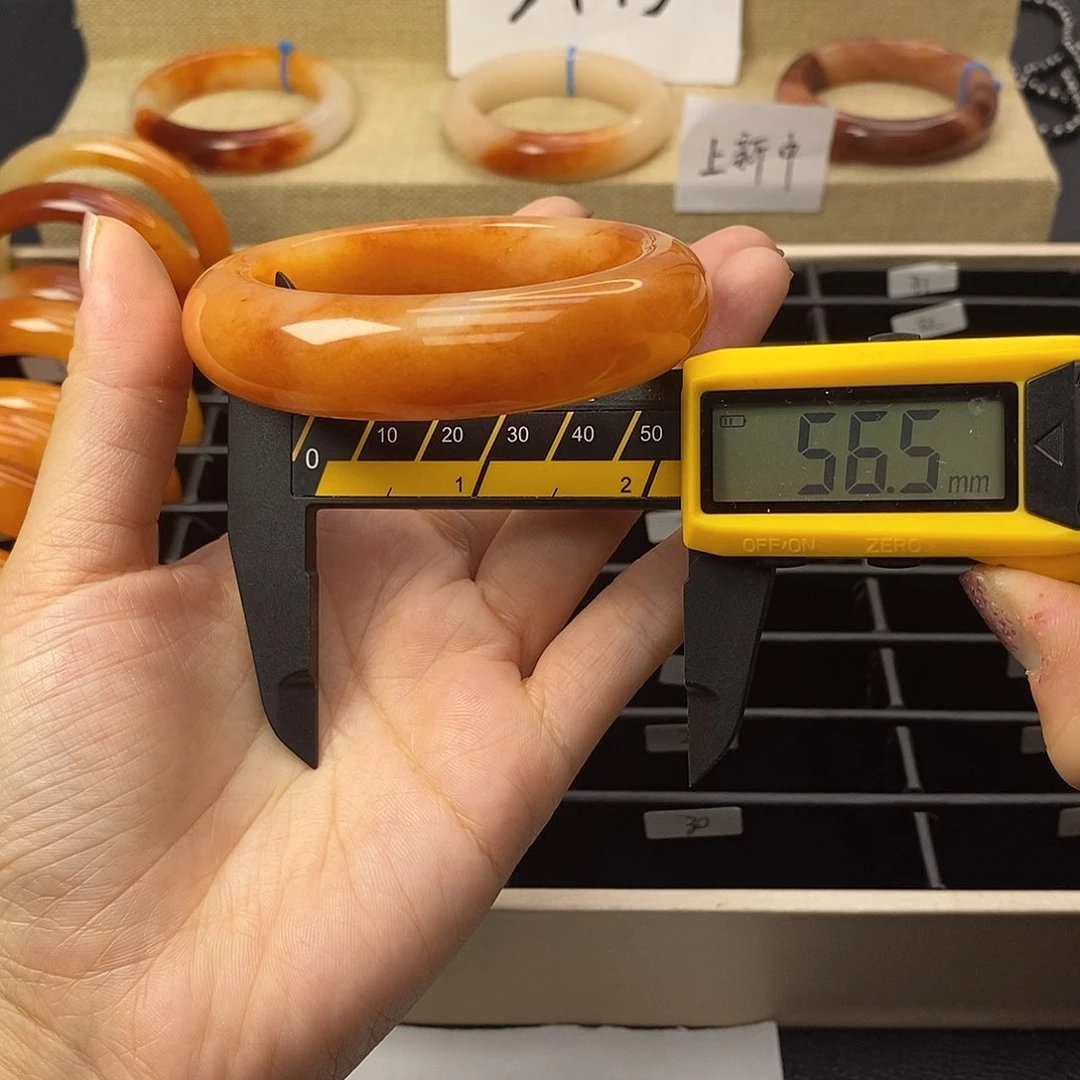 未镶嵌石英质玉（黄龙玉）手镯11号饱满的飘花 推荐推荐推荐