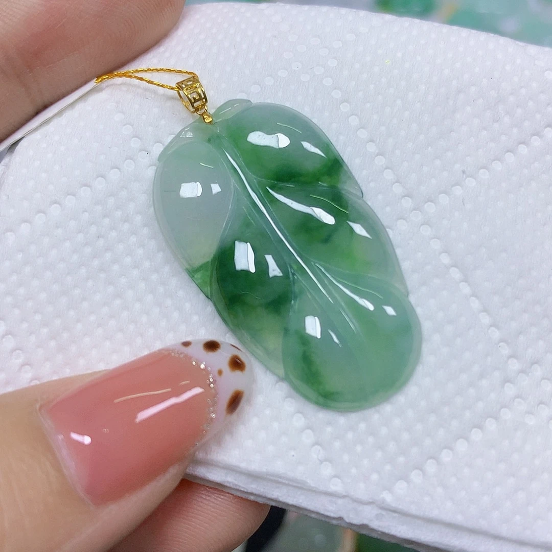 颈饰18K金镶嵌翡翠挂件