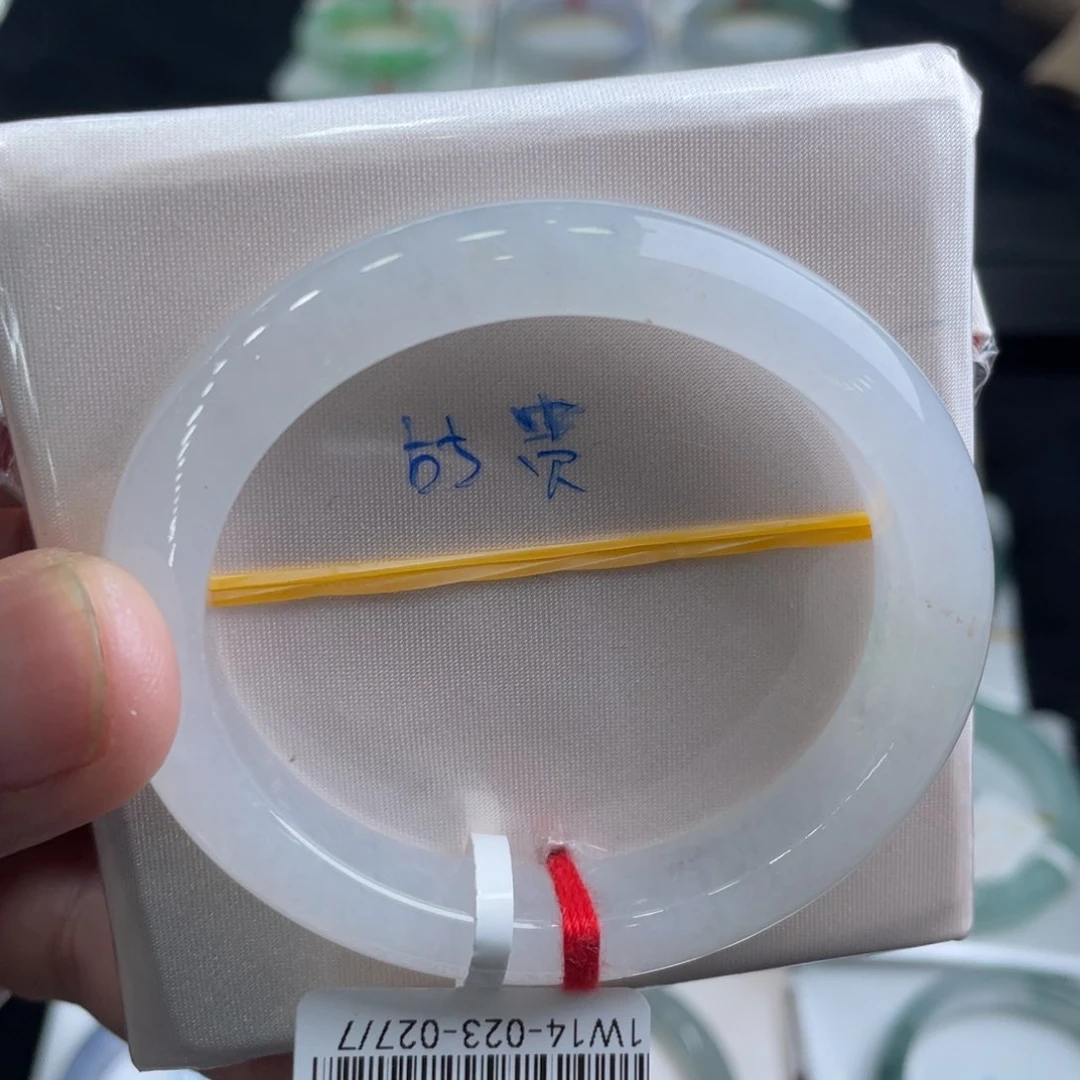 翡翠手镯未镶嵌翡翠手镯
