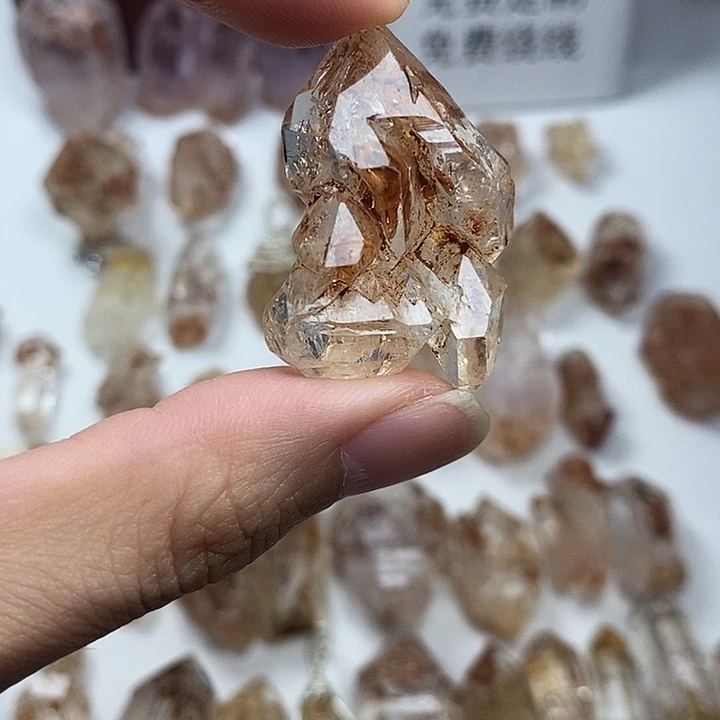 未镶嵌颈饰水晶红泥藏金洞共生