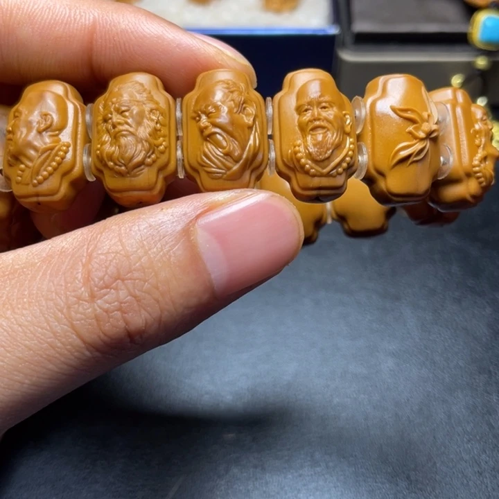 橄榄核吊坠朝**拾橄榄油和平进程中发挥