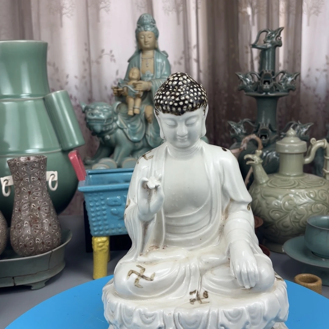 邢窑佛像一件。