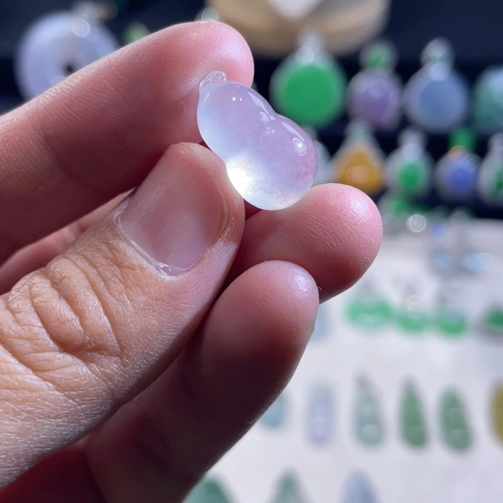 翡翠未镶嵌颈饰葫芦