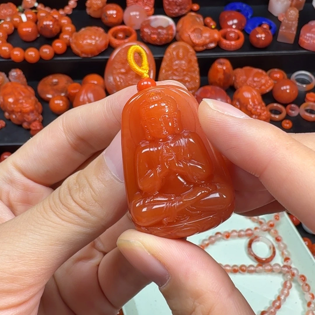 女***唇南红玛瑙未镶嵌吊坠