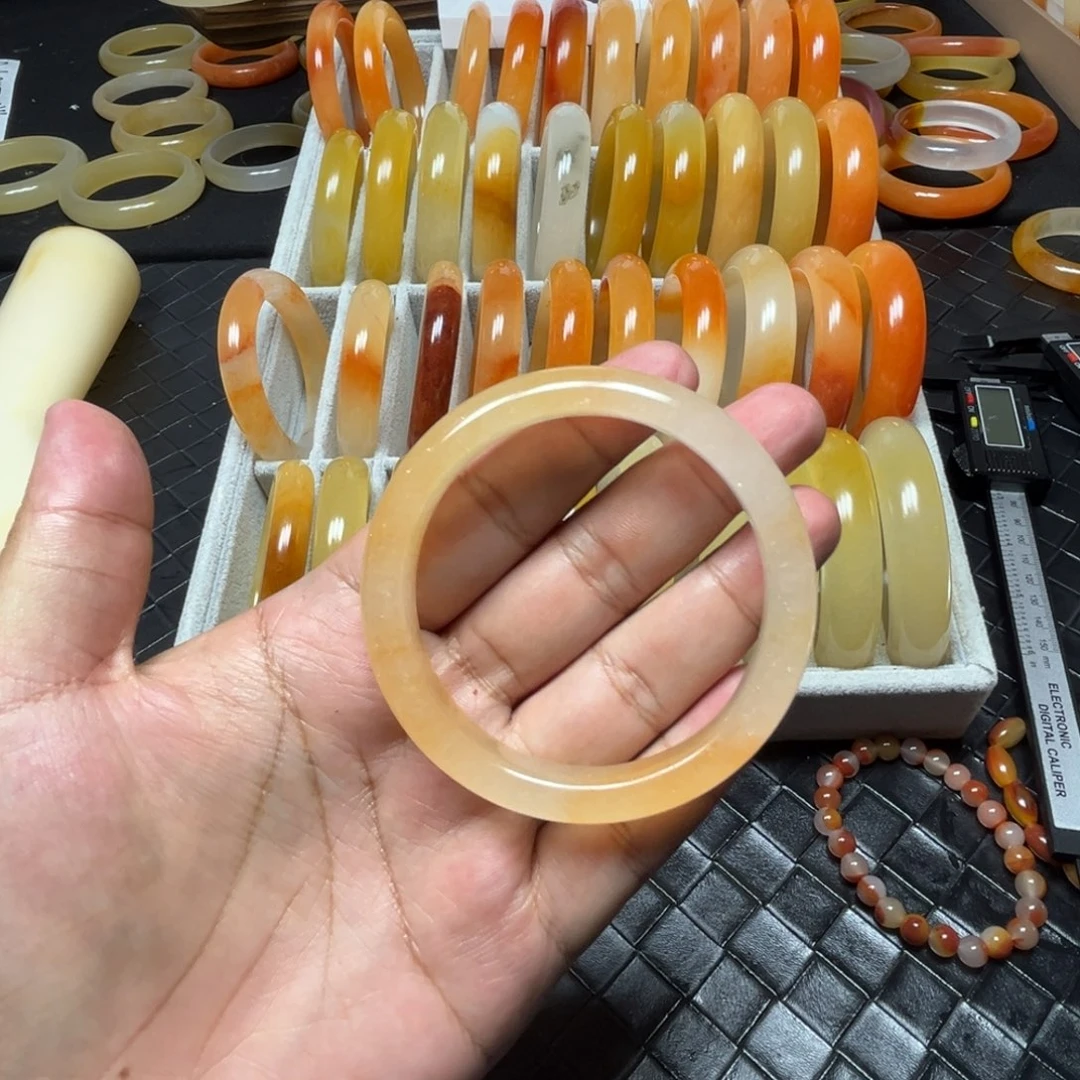 紫****未镶嵌石英质玉（黄龙玉）手镯