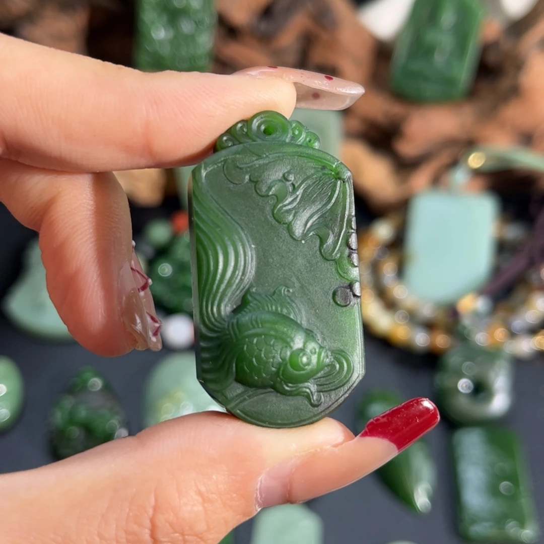 和田玉颈饰未镶嵌菠菜绿红皮锦鲤定制