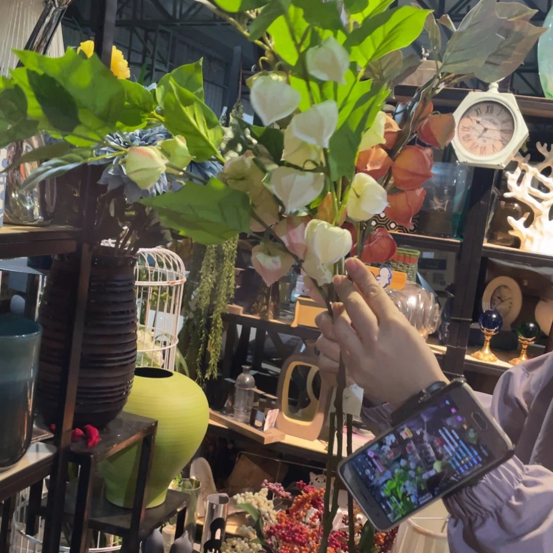 陶瓷花瓶，仿真绿植。