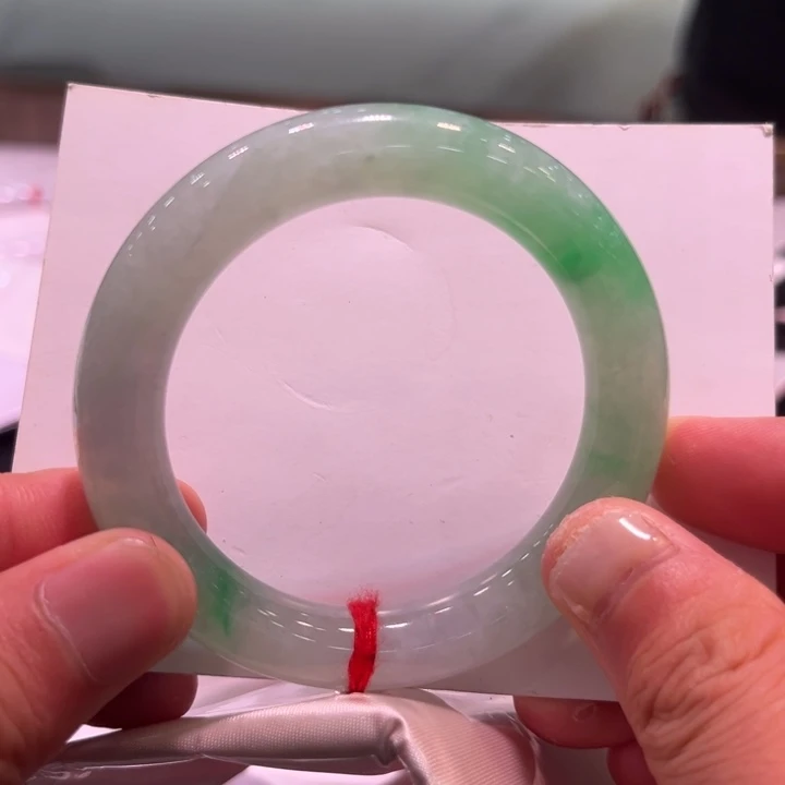 翡翠手镯未镶嵌白里青
