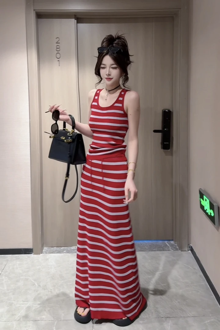 【CCDZ】夏季新品时尚显瘦气质经典条纹针织背心+半裙两件套套装女
