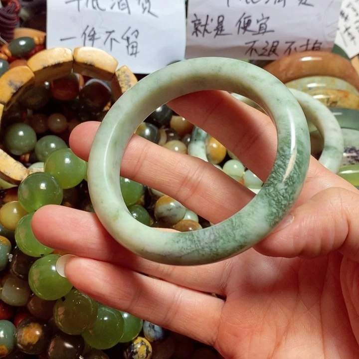 蛇纹石玉颈饰合金