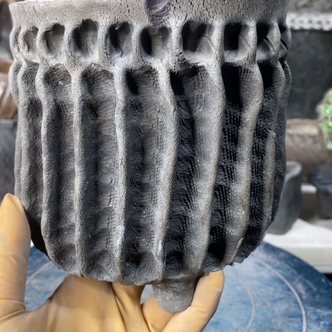 红陶微瑕的脸上有一丝