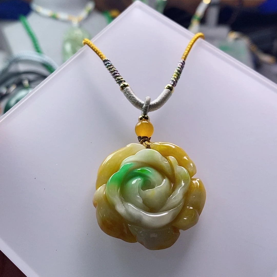 翡翠未镶嵌吊坠(赠链)
