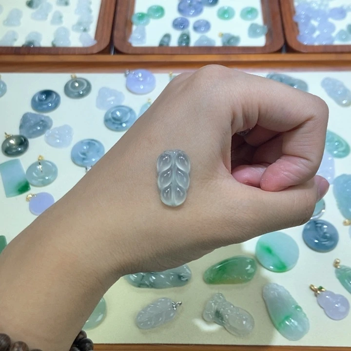 颈饰未镶嵌翡翠叶子