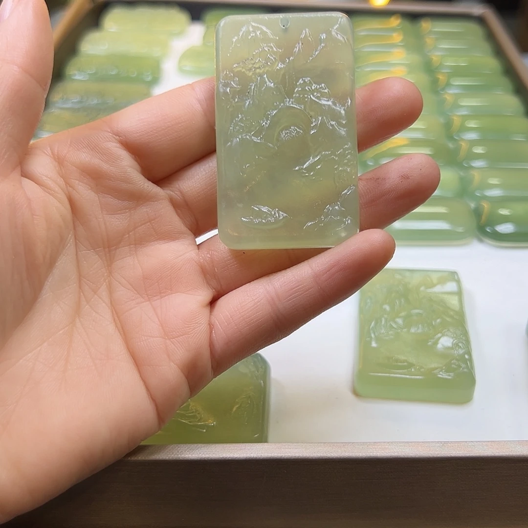 掌***的蛇纹石玉未镶嵌吊坠