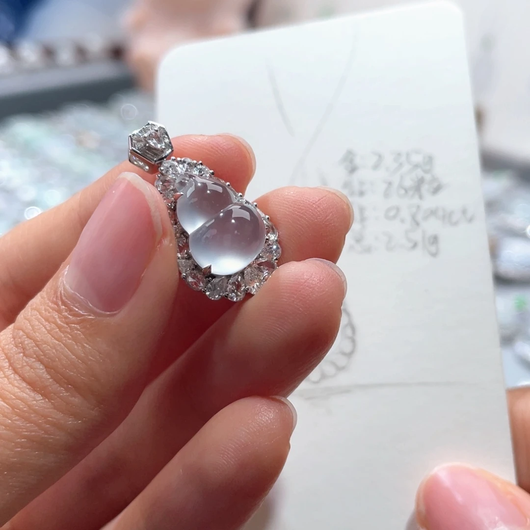 颈饰18K金镶嵌翡翠