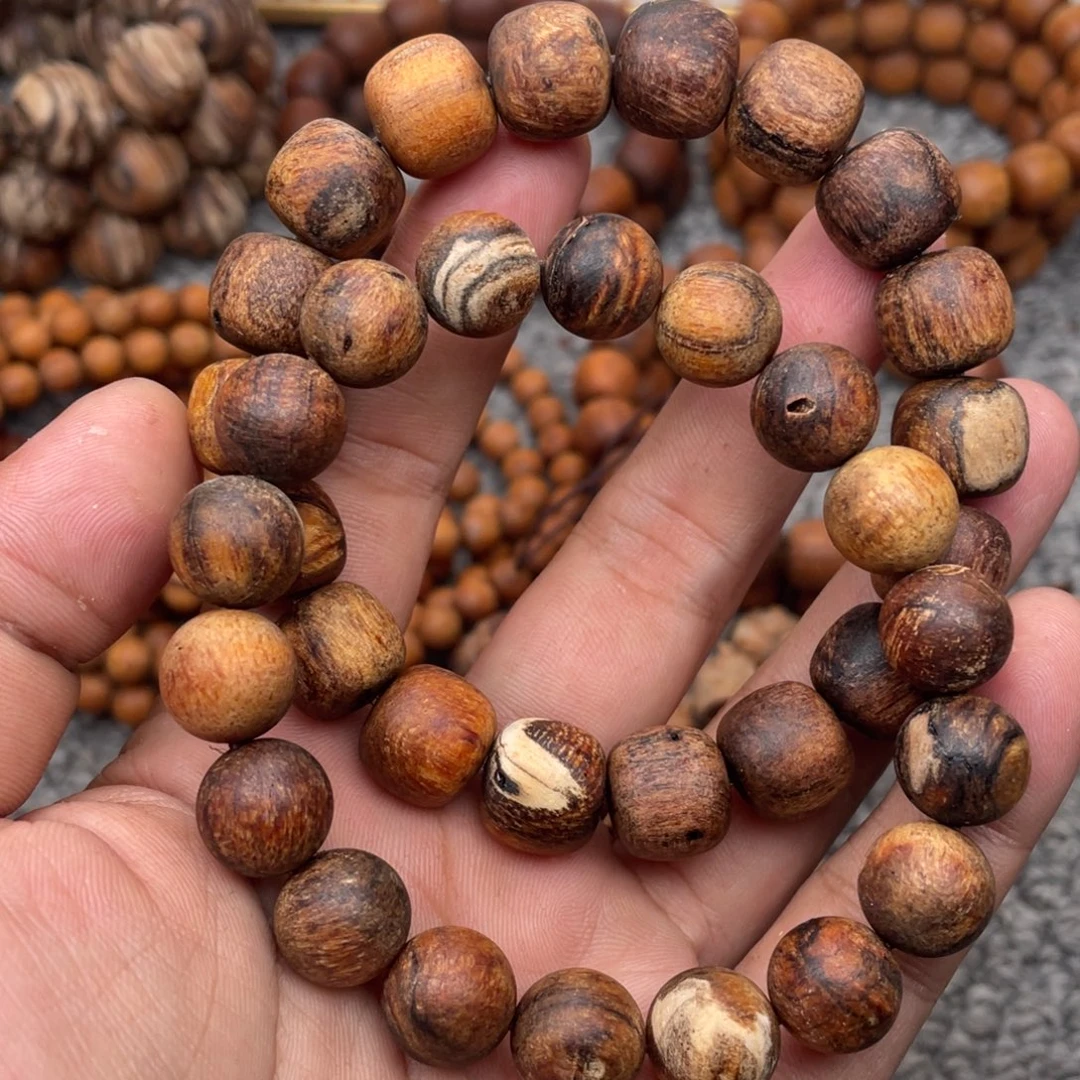 贡木天然贡木瑕疵珠两条