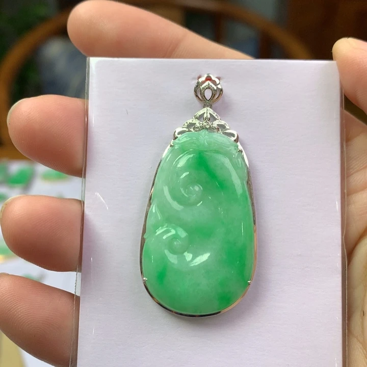 翡翠18K金镶嵌颈饰翡翠吊坠