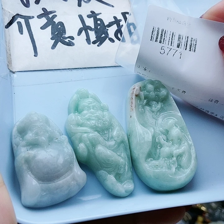 颈饰足铂镶嵌翡翠翡翠