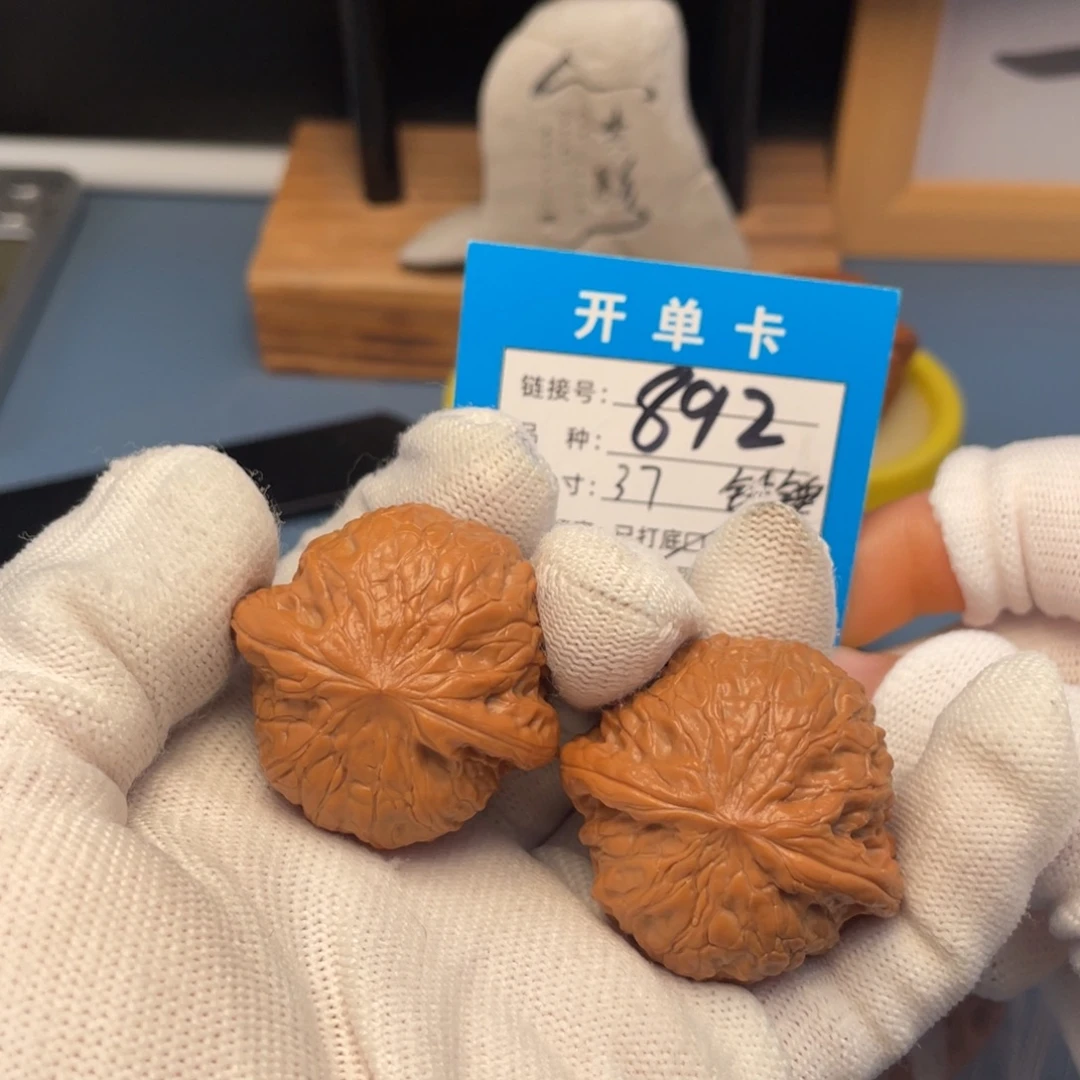 H***T吊坠桃核文玩核桃