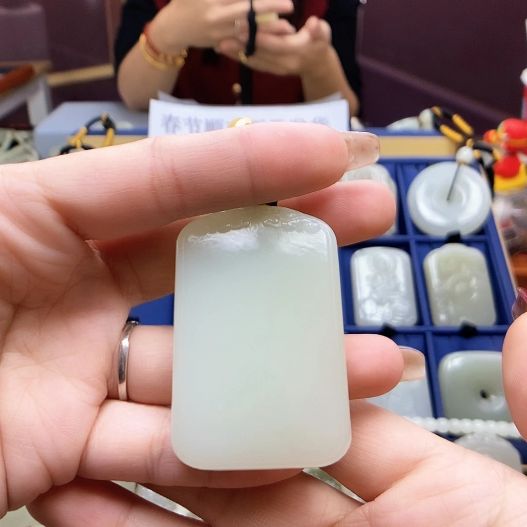 和田玉颈饰未镶嵌踹****腿